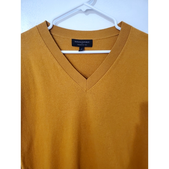 Banana Republic V Neck Sweater - Picture 2 of 5